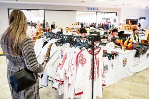 LUCRĂRI ALE MEȘTERILOR POPULARI, PREZENTATE ÎNTR-UN TÂRG DEDICAT MICII UNIRI, LA PALAS