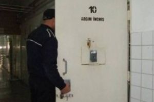 INCREDIBIL ce se întâmplă în penitenciarele din România - Deţinut prins când voia să producă ţuică în celulă
