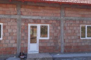 Familia cu şase copii de la Corneşti se va muta în casă nouă. Locuinţă construită cu sprijinul preoţilor şi credincioşilor