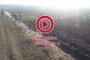 4-5 tone de gunoaie împrăştiate de vânt, pe o rază de 1 km în jurul depozitului de ...