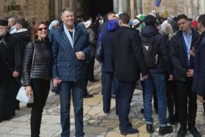 Klaus şi Carmen Iohannis, ca doi proaspăt îndrăgostiţi în Israel – Cuplul prezidenţial a fost fotografiat la Biserica Sfântului Mormânt din Ierusalim