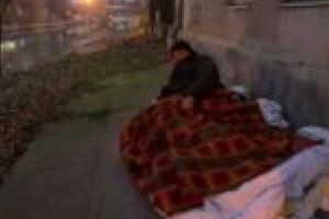 Un bărbat doarme de 4 ierni pe malul Begăi, dar refuză ajutor de teamă să nu fie trimis la cerşit