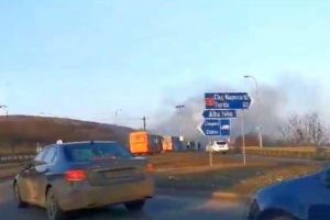 VIDEO ȘTIREA TA: Autobuz de rută ”super-ecologic”, fumegând de parcă ar fi în flăcări, la ieşire din Alba Iulia