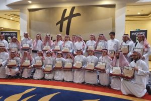 Un telefon iPhone 11 pentru omul meciului:  Membrii delegatiei Academiei Hagi, in costume saudite la Riad. Initiati in dansul traditional (galerie foto) 
