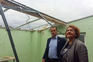 Prefectul a fost să vadă blocul din Bistriţa rămas fără acoperiş. Cum va fi ajutată familia Tudorachi