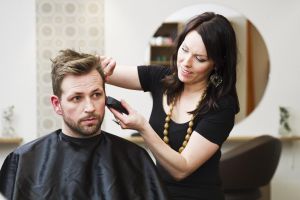 Salarii de peste 2000 de euro pentru coafezele de la Ministerul Culturii – Cum au ajuns acolo