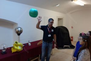 Ultimele trei zile în care mai puteţi vizita, la Bistriţa, Muzeul Iluziilor (FOTO)