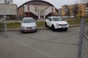 Fără acces! Administraţia Boldea ţine de mai bine de trei ani închisă parcarea Sălii Sporturilor