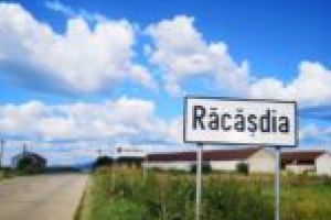 Lucrările de apă şi canal întârzie asfaltările în comuna Răcăşdia