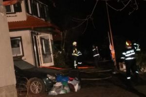 FOTO 25 de pompieri mobilizaţi noaptea trecută la Agnita – O casă a luat foc