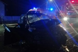 Accident grav la Coplean! Logan făcut praf de un TIR, două victime au ajuns la spital