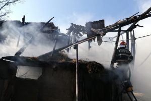 UPDATE Incendiu violent la o locuinţă din Botoşani. Un bărbat şi cinci copii, transportaţi la spital