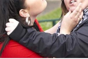 Bătaie în plină stradă între mai multe eleve de la un liceu din municipiul Botoşani. Două persoane au fost amendate