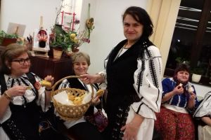 FOTO/VIDEO Hora Unirii în şezătoarea din Avrig – Momentul i-a emoţionat pe toţi cei prezenţi