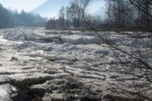 Temperaturile negative au favorizat formarea unor poduri de gheata pe raurile Iza, Lapus si Mara