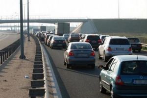 A început nebunia. Se circulă cu viteza melcului în coloană