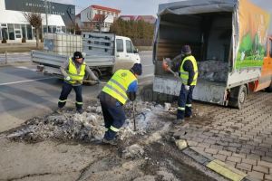 Campanie de curăţenie stradală, demarată în plină iarnă, din grijă pentru aspectul Sucevei