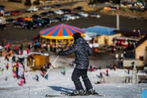 VIDEO Distracţie pe pârtie în minivacanţă – Snowtubingul este cea mai nouă atracţie de la Păltiniş