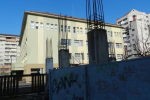 Pentru elevi: o sală de sport; pentru orăşenii: mai mult