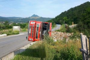 ACCIDENT rutier pe DN 74, în zona Dealu Mare: Traficul este blocat după ce o autoutilitară s-a răsturnat pe şosea