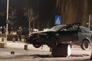 Masina nu este la expozitie. Este urcata pe ghiveci de un sofer beat crita. Asa nu ati mai vazut in Romania 