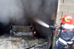 Incendiu de amploare la Blăjel – Garaj şi maşină distruse de flăcări