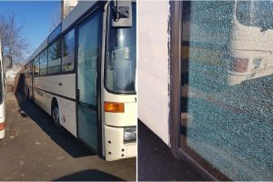 FOTO. Autobuz lovit în staţie. Șoferul vinovat a fugit