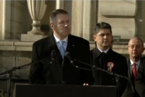 Un cameraman a leşinat, la Iaşi, la doar câţiva metri de Klaus Iohannis. Presedintele, din nou nicio reactie