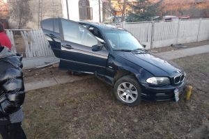 ULMI: Un şofer a zburat cu maşină într-un stâlp şi două garduri