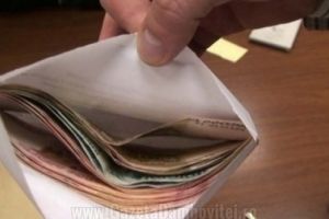 PUCIOASA: O bătrână, păgubită de 4.000 de lei de o ghicitoare