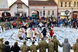 FOTO Râşnovenii au dansat Hora Unirii în centrul oraşului