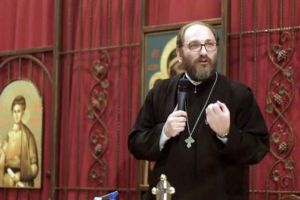 O nouă escrocherie face ravagii pe internet: Numele unor preoţi cunoscuţi folosite de hoţi pentru a cere zeci de mii de euro