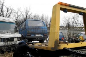 Ridicarea maşinilor abandonate în municipiul Suceava, reluată în forţă