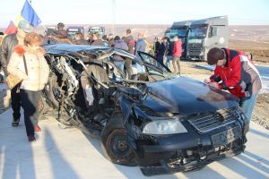 Sucevenii au scris pe maşini distruse în accidente mortale scrisori către Guvern prin care ...