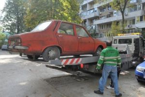 Municipalitatea continuă ridicarea autovehiculelor abandonate sau fără stăpân de pe domeniul public