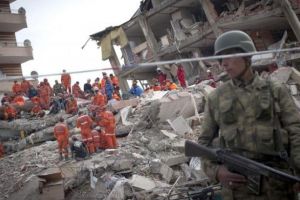 FOTO, VIDEO| Cutremur puternic în Turcia, cu 180 de replici: 20 de morţi, peste 1.000 de răniţi şi mai multe clădiri prăbuşite