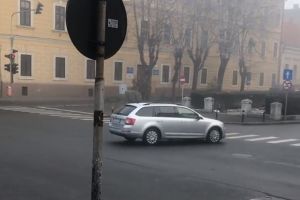 VIDEO. Maşină în mijlocul intersecţiei! A luat-o la vale, neasigurată corespunzător