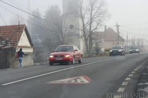Impotenţi cu caschetă: Autorităţile din Lugaş nu reuşesc să scape de prostituata din faţa bisericii (FOTO)