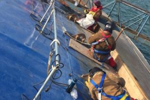 Portul Midia: Pregatiri pentru ranfluarea navei. Scafandrii executa lucrari de pregatire a corpului epavei pentru ridicare