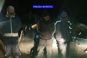 Braconieri urmăriţi s-au răsturnat cu maşina. Trei au fost prinşi, unul e căutat de Poliţie