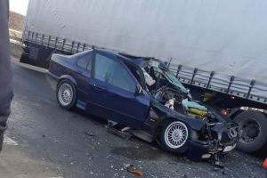 Accident în Avram Iancu: Un BMW a intrat într-un tractor, trei persoane au ajuns la spital