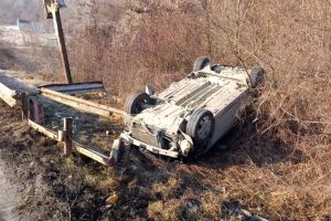 Maşină răsturnată între Mocod şi Piatra (FOTO)