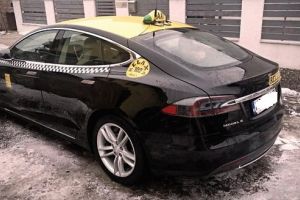 FOTO INEDIT. Primul taxi din Mureş pe maşină Tesla Model S!