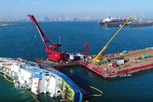 Portul Midia: Pregatiri pentru ranfluarea navei. Scafandrii executa lucrari de pregatire a corpului epavei pentru ridicare (galerie foto)  