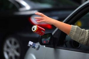 AMENZI uriaşe pentru şoferii care aruncă GUNOAIE pe drumurile publice. Ce sancţiuni riscă aceştia