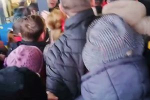 VIDEO Nebunie la Botoşani! Oamenii continuă să se calce în picioare pentru produsele la preţ redus de la un supermarket