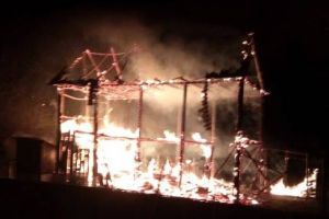 FOTO & VIDEO Incendiu, în toiul nopţii, la Botoşani! Focul a cuprins o gospodărie