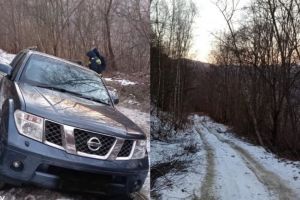 Un sofer a ramas blocat cu masina pe un drum forestier inghetat (galerie foto) 