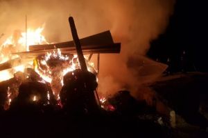 VIDEO FOTO: Depozit de furaje în flăcări la Marpod – Intervin pompierii