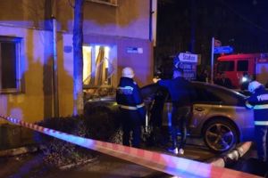 MAŞINA I-A DISTRUS APARTAMENTUL